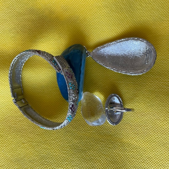 Ring, pendant and spring cuff bracelet in purple, white and turquoise. - Picture 4 of 5